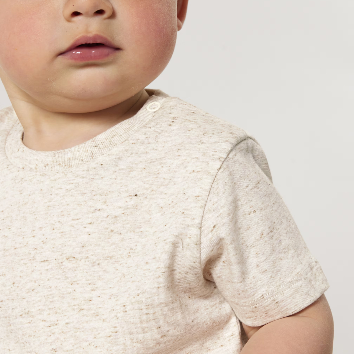 Découvrez les détails de nos t-shirts premium pour enfants  